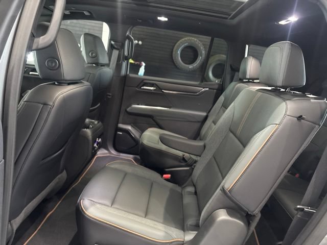 Used 2025 GMC Acadia AT4 w/ Luxury Package AWD/4WD image 30