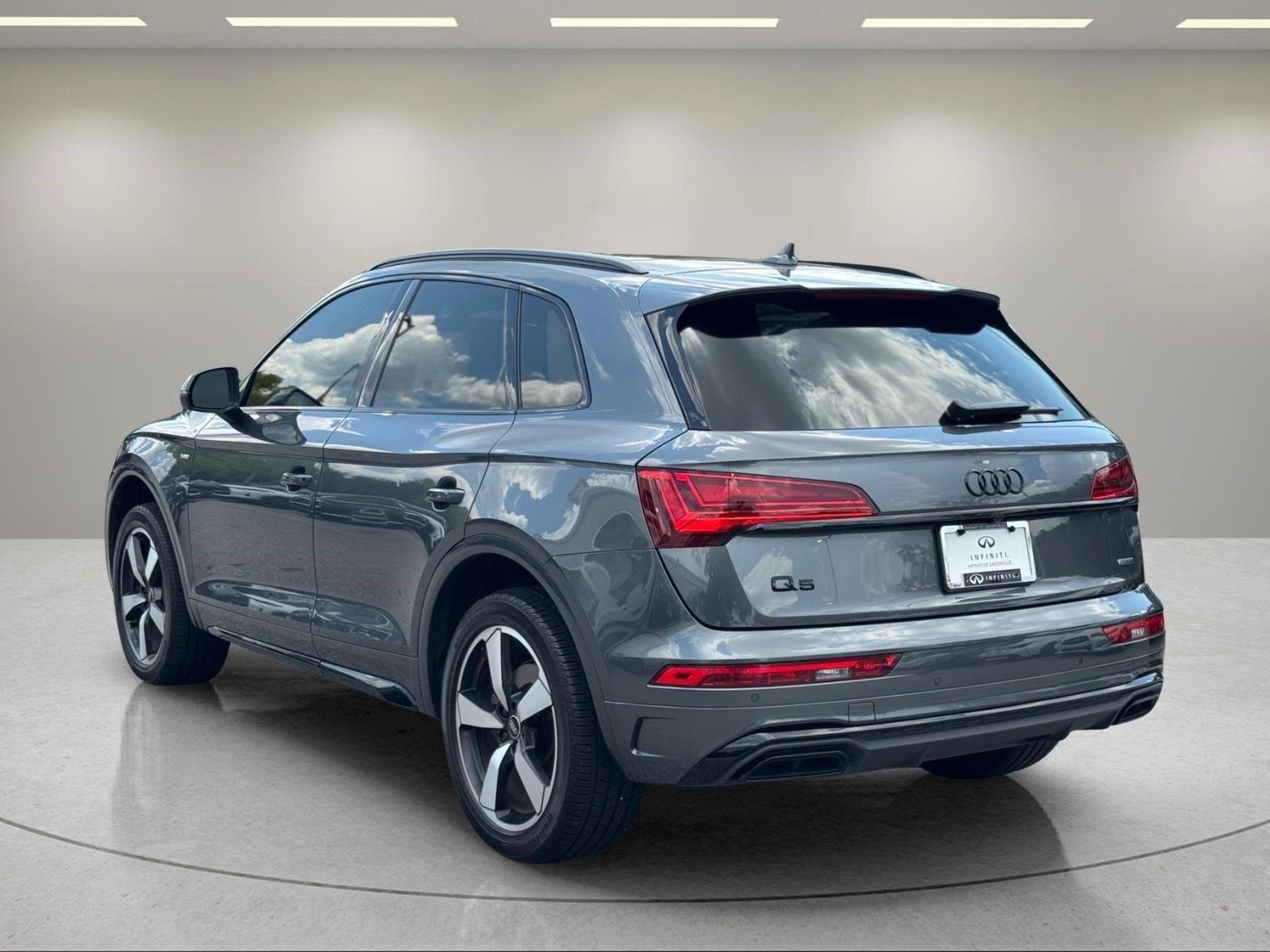 Used 2022 Audi Q5 2.0T Premium Plus w/ Premium Plus Package AWD/4WD image 3