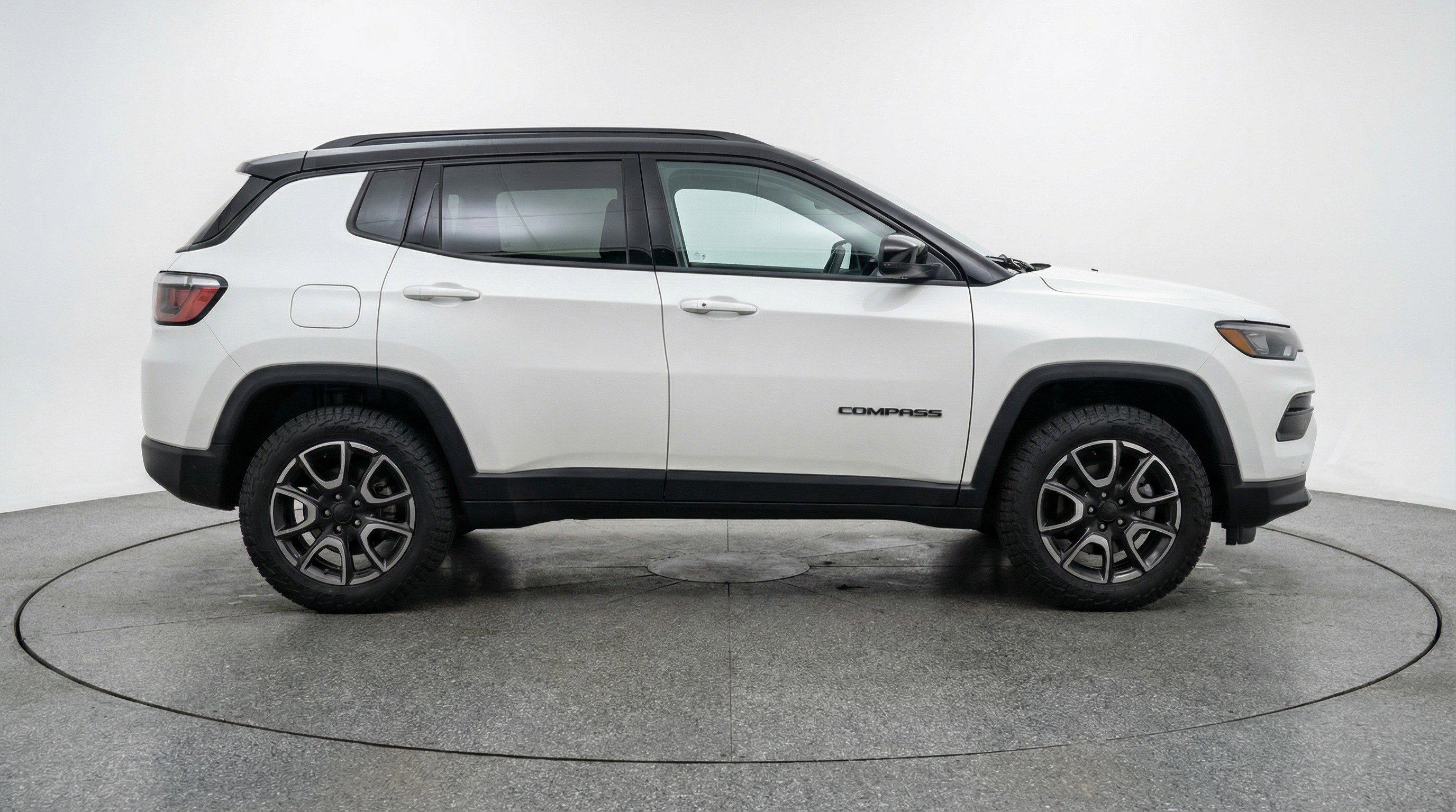 Used 2025 Jeep Compass Trailhawk AWD/4WD image 11