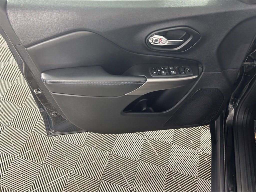 Used 2020 Jeep Cherokee Latitude Plus w/ Comfort/Convenience Group image 11