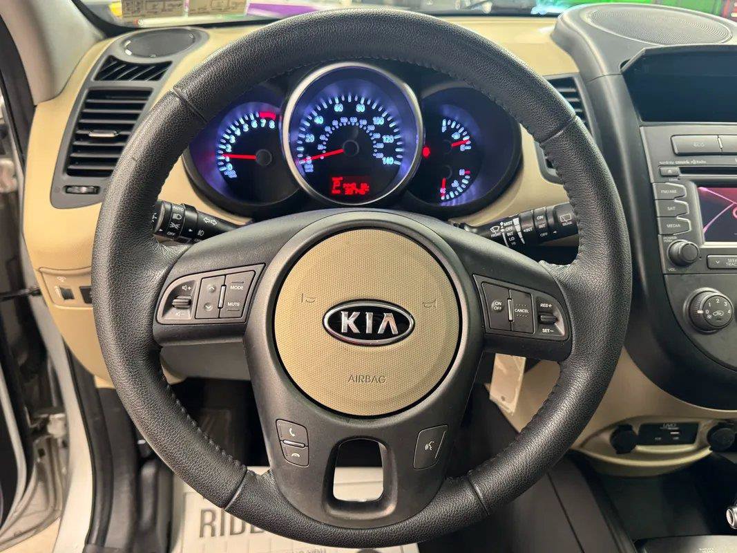 Used 2012 Kia Soul ! FWD image 5