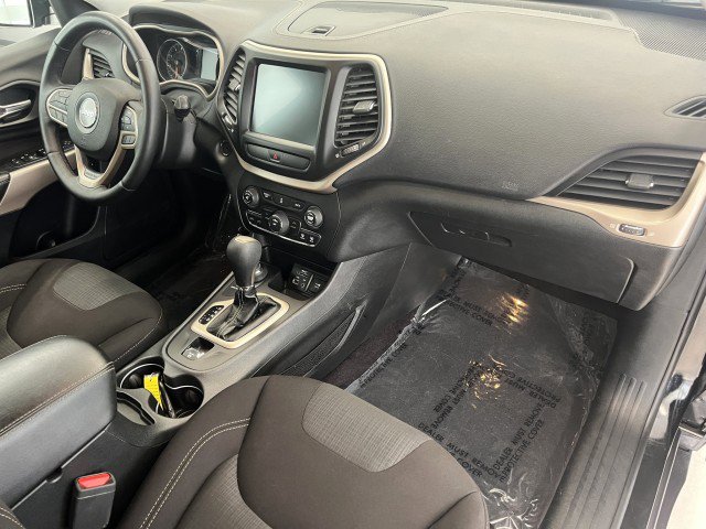 Used 2017 Jeep Cherokee Latitude w/ Cold Weather Group AWD/4WD image 15