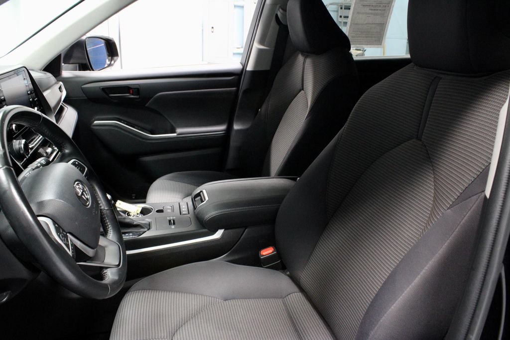 Used 2022 Toyota Highlander LE AWD/4WD image 25
