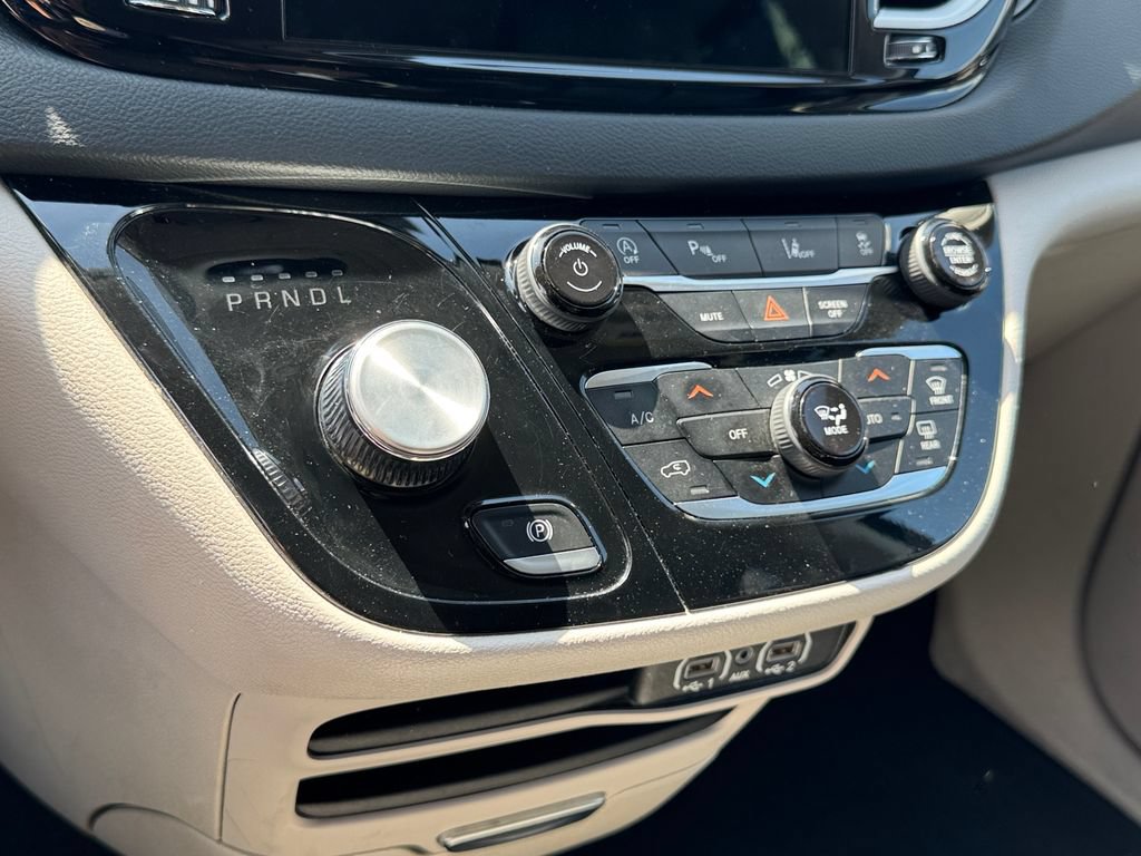 Used 2023 Chrysler Pacifica Touring-L FWD image 24