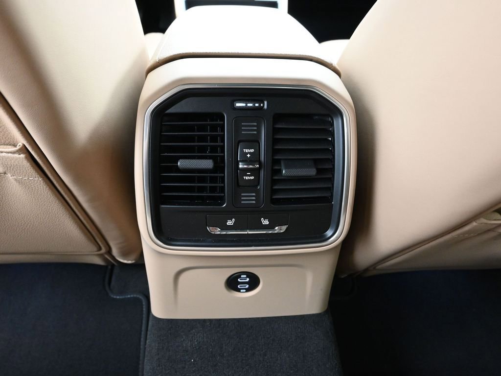 Certified 2025 Porsche Macan image 18