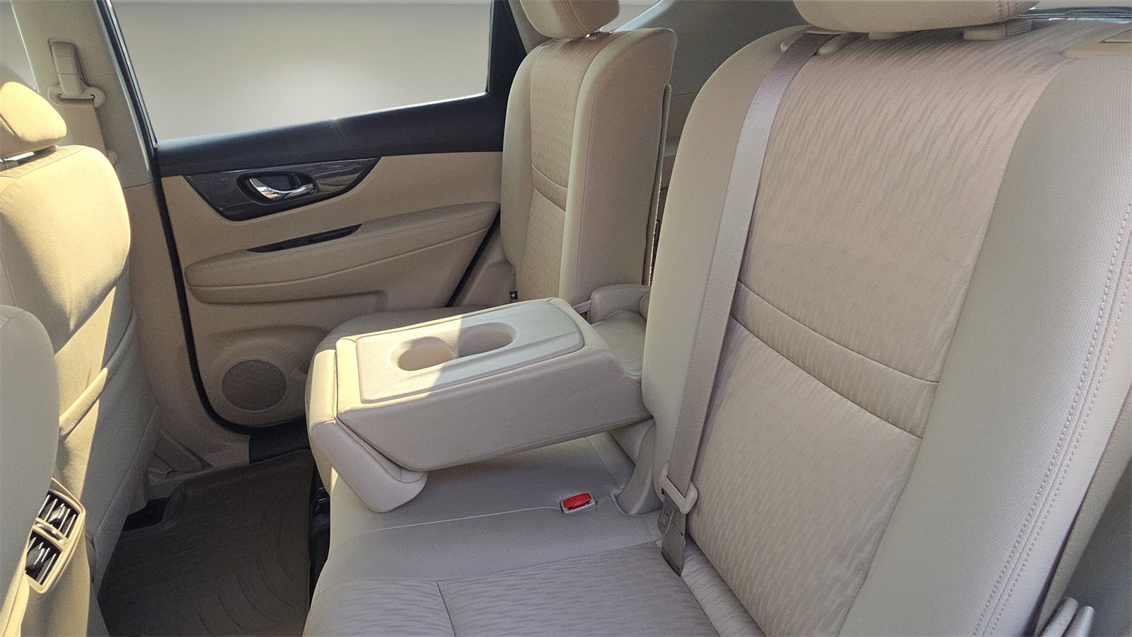 Used 2018 Nissan Rogue SV image 23