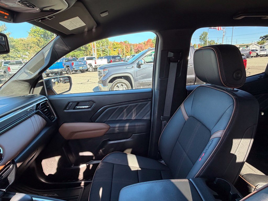 Certified 2025 GMC Canyon AT4 w/ Nightfall Edition AWD/4WD image 25