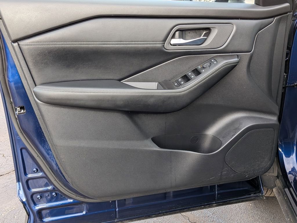 Used 2025 Nissan Rogue SV w/ SV Premium Package image 9