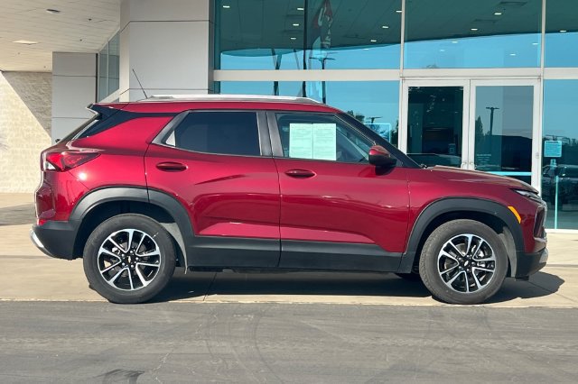Used 2025 Chevrolet TrailBlazer LT FWD image 3