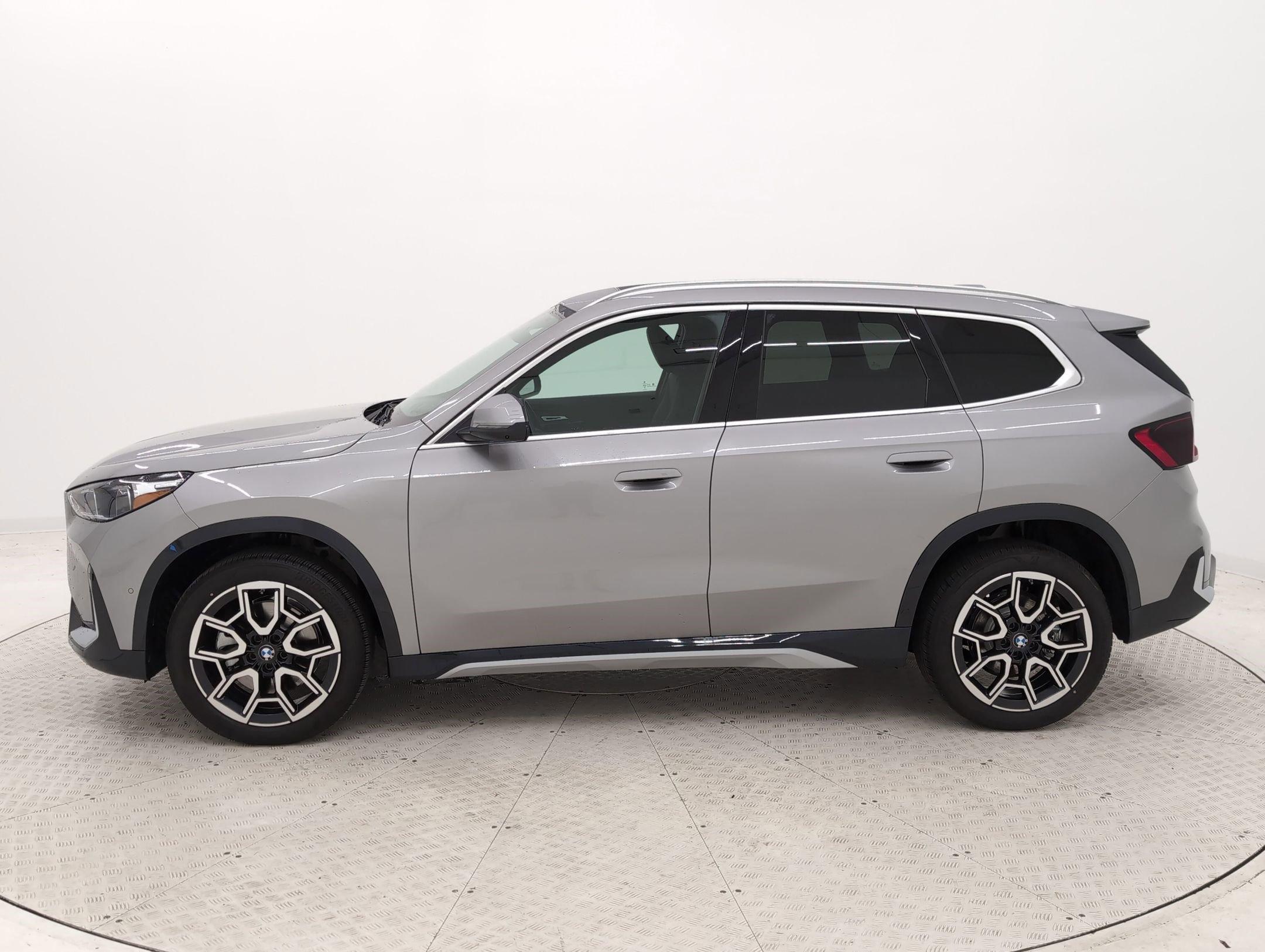 Used 2025 BMW X1 xDrive28i w/ Premium Package AWD/4WD image 2