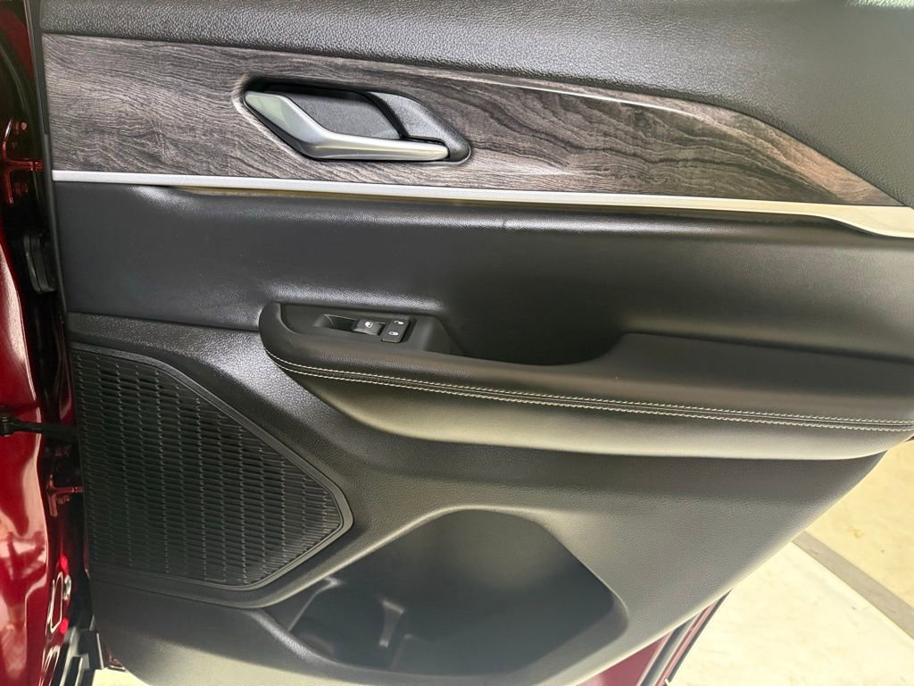 Used 2023 Jeep Grand Cherokee Limited w/ Black Appearance Package image 16