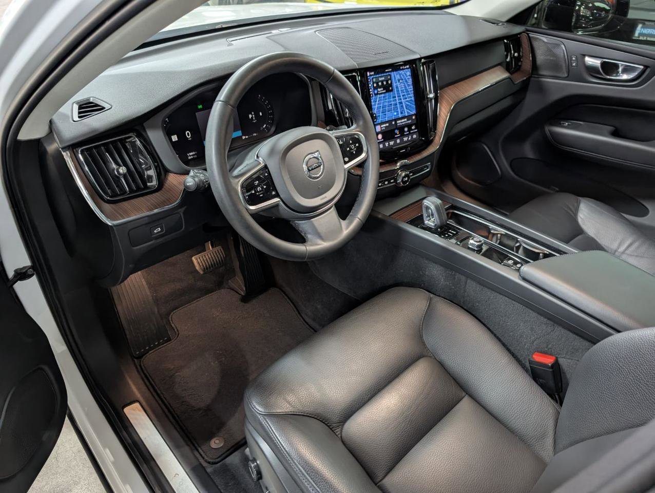 Used 2023 Volvo XC60 B5 Plus w/ Climate Package AWD/4WD image 3
