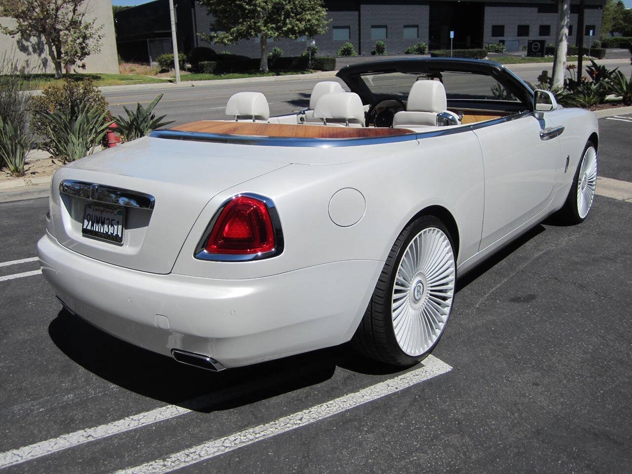 Used 2016 Rolls-Royce Dawn RWD image 21