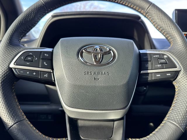Used 2025 Toyota Sienna XLE Woodland Edition image 31