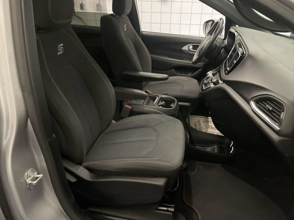 Used 2018 Chrysler Pacifica Touring Plus w/ S Appearance Package FWD image 20