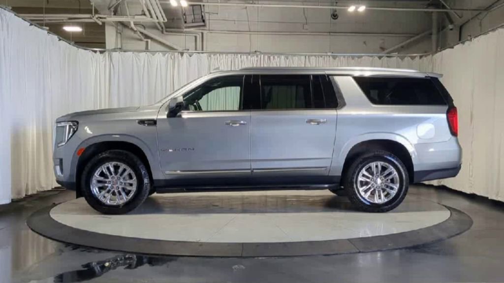 Used 2023 GMC Yukon XL SLT w/ SLT Premium Package image 5