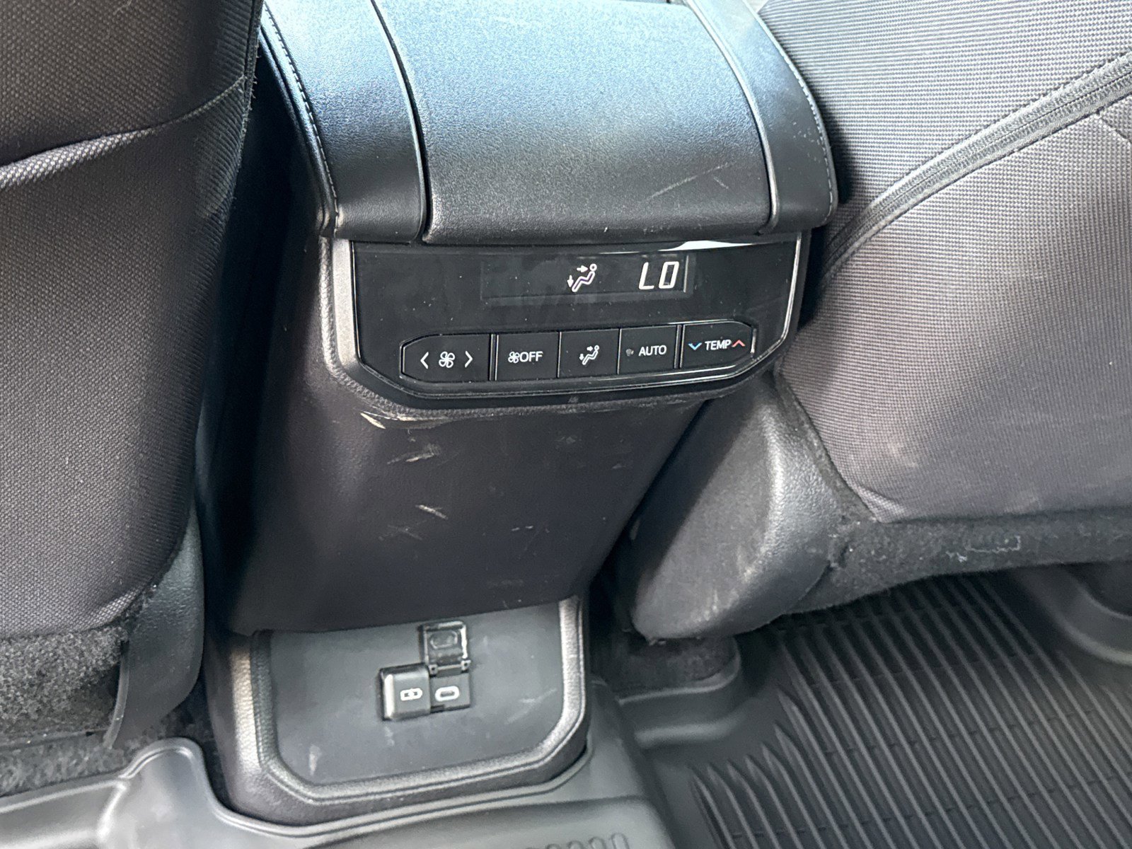 Used 2025 Toyota Highlander LE FWD image 15