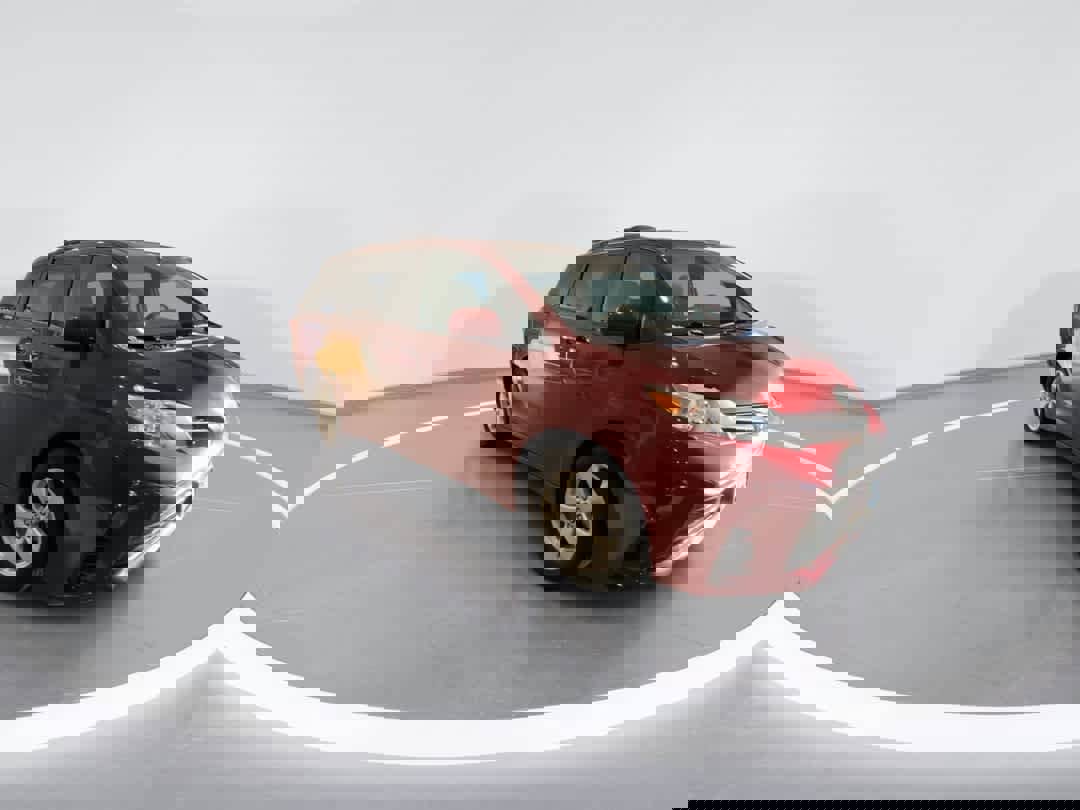 Used 2020 Toyota Sienna LE w/ LE Preferred Package image 2