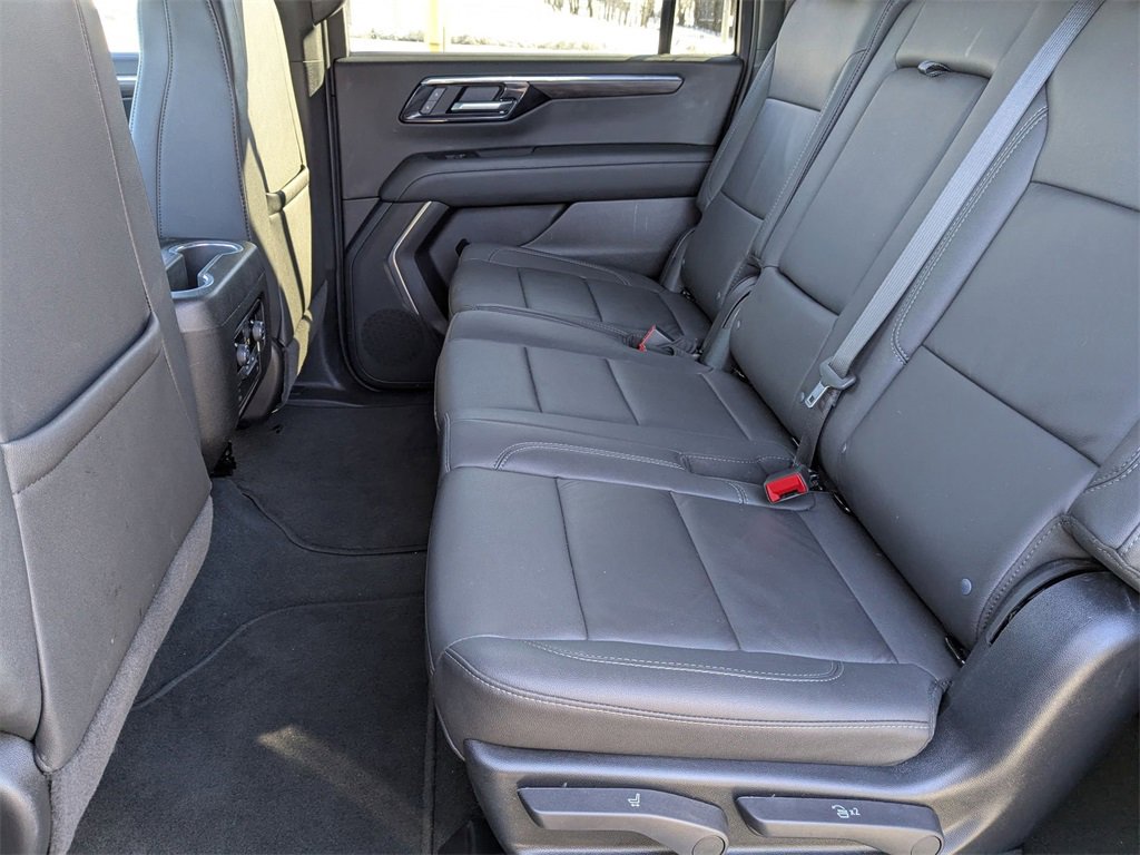 Used 2025 Chevrolet Suburban Z71 image 30