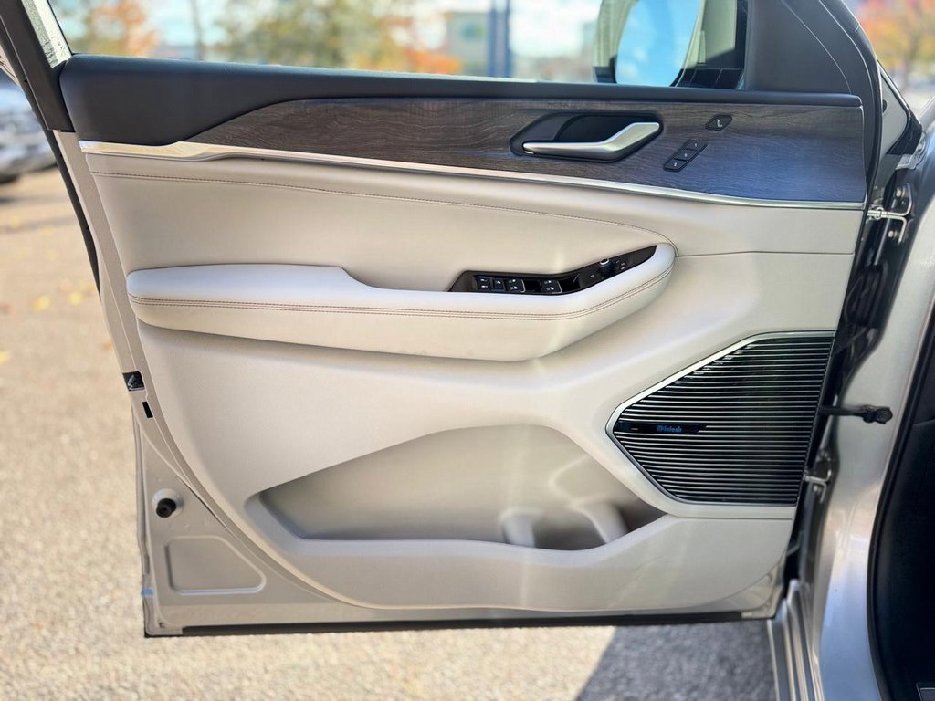 Used 2021 Jeep Grand Cherokee L Overland w/ Luxury Tech Group IV image 12