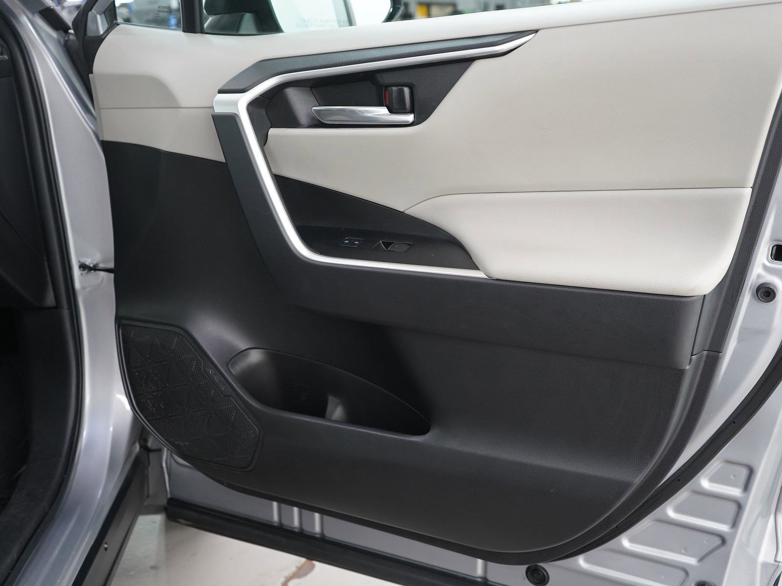 Used 2022 Toyota RAV4 XLE image 10