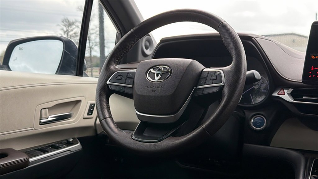 Used 2021 Toyota Sienna Platinum image 37