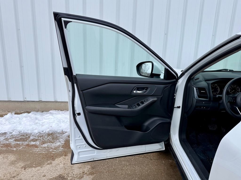 Used 2024 Nissan Rogue SV image 13