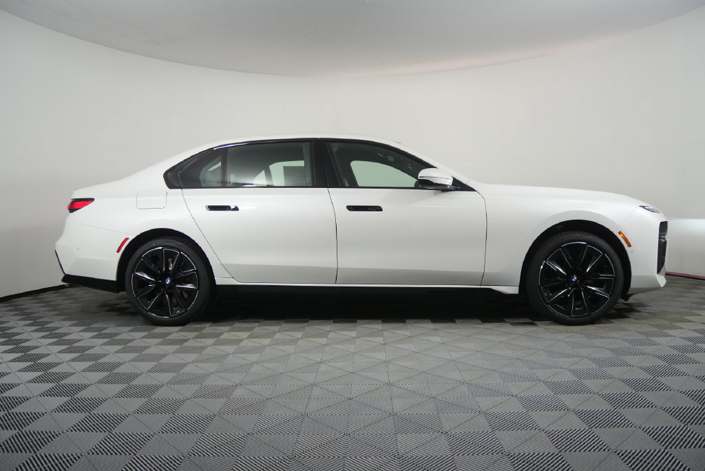 New 2026 BMW 740i RWD image 3