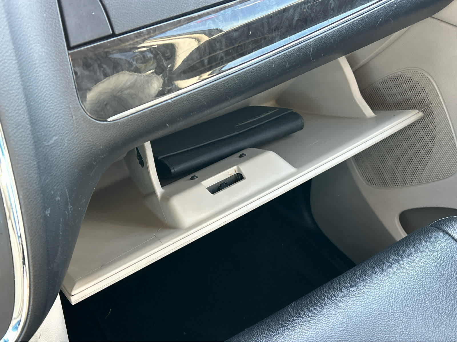 Used 2015 Chrysler Town & Country Touring FWD image 39