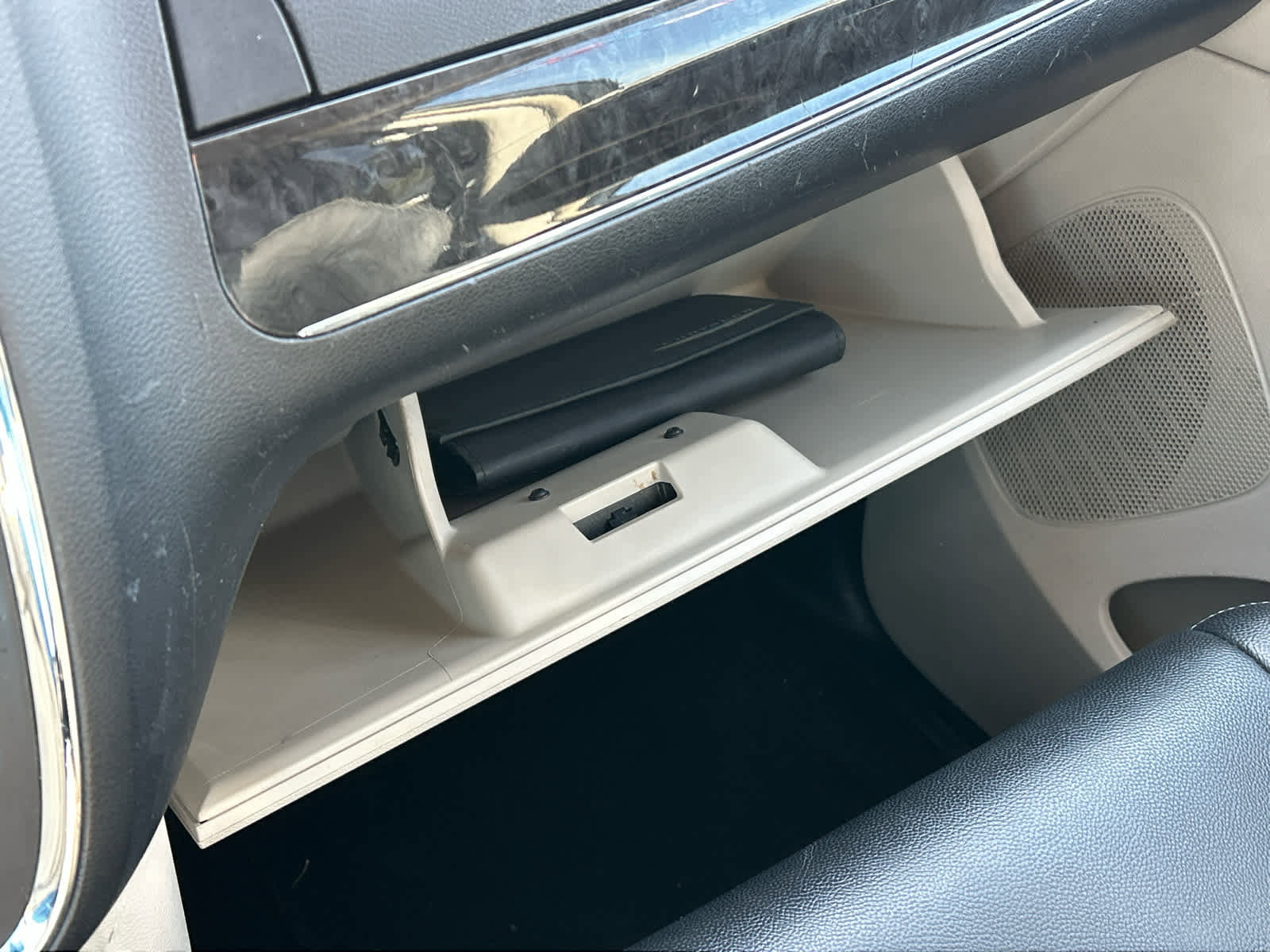 Used 2015 Chrysler Town & Country Touring FWD image 39