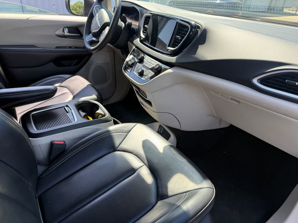 Used 2023 Chrysler Pacifica Touring-L FWD image 19