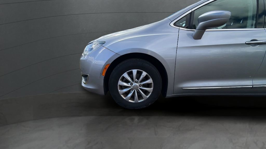 Used 2019 Chrysler Pacifica Touring-L FWD image 15