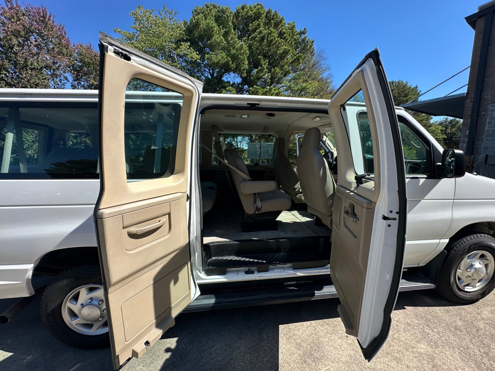 Used 2011 Ford E-350 and Econoline 350 Extended Wagon Super Duty RWD image 31