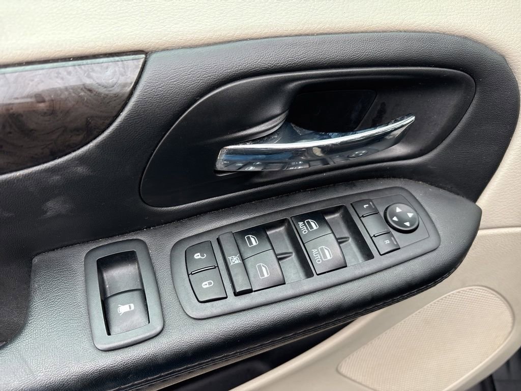 Used 2018 Dodge Grand Caravan SE w/ UConnect Hands-Free Group image 16