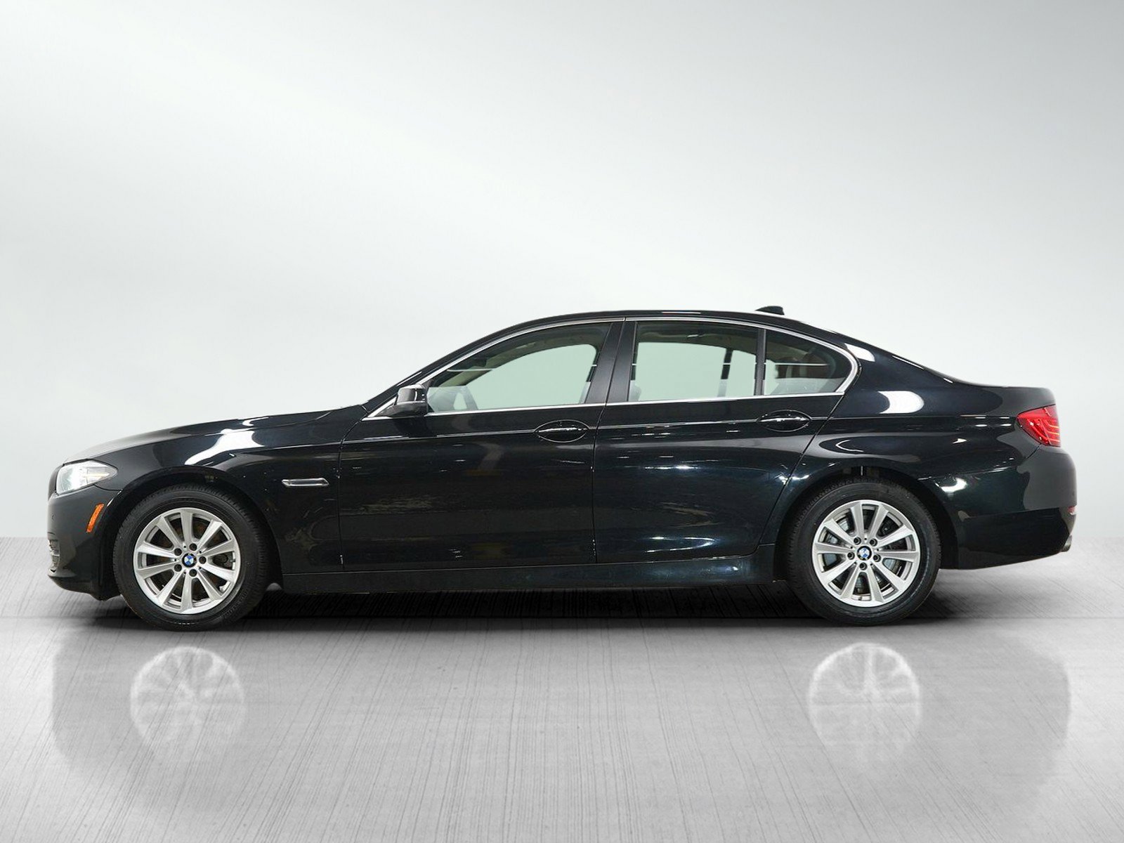 Used 2014 BMW 528i xDrive Sedan AWD/4WD image 2