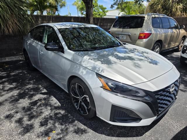 Used 2025 Nissan Altima 2.5 SR FWD image 9