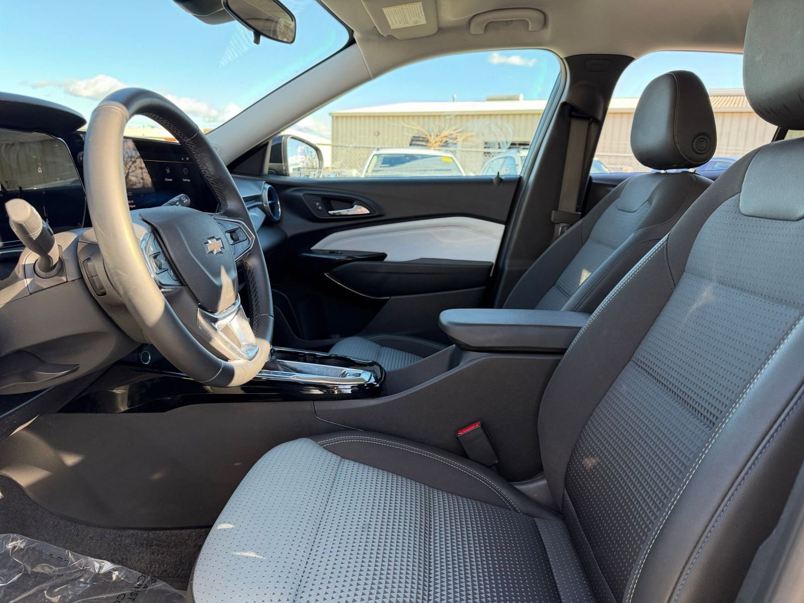 Used 2025 Chevrolet Trax LT w/ LT Convenience Package image 24