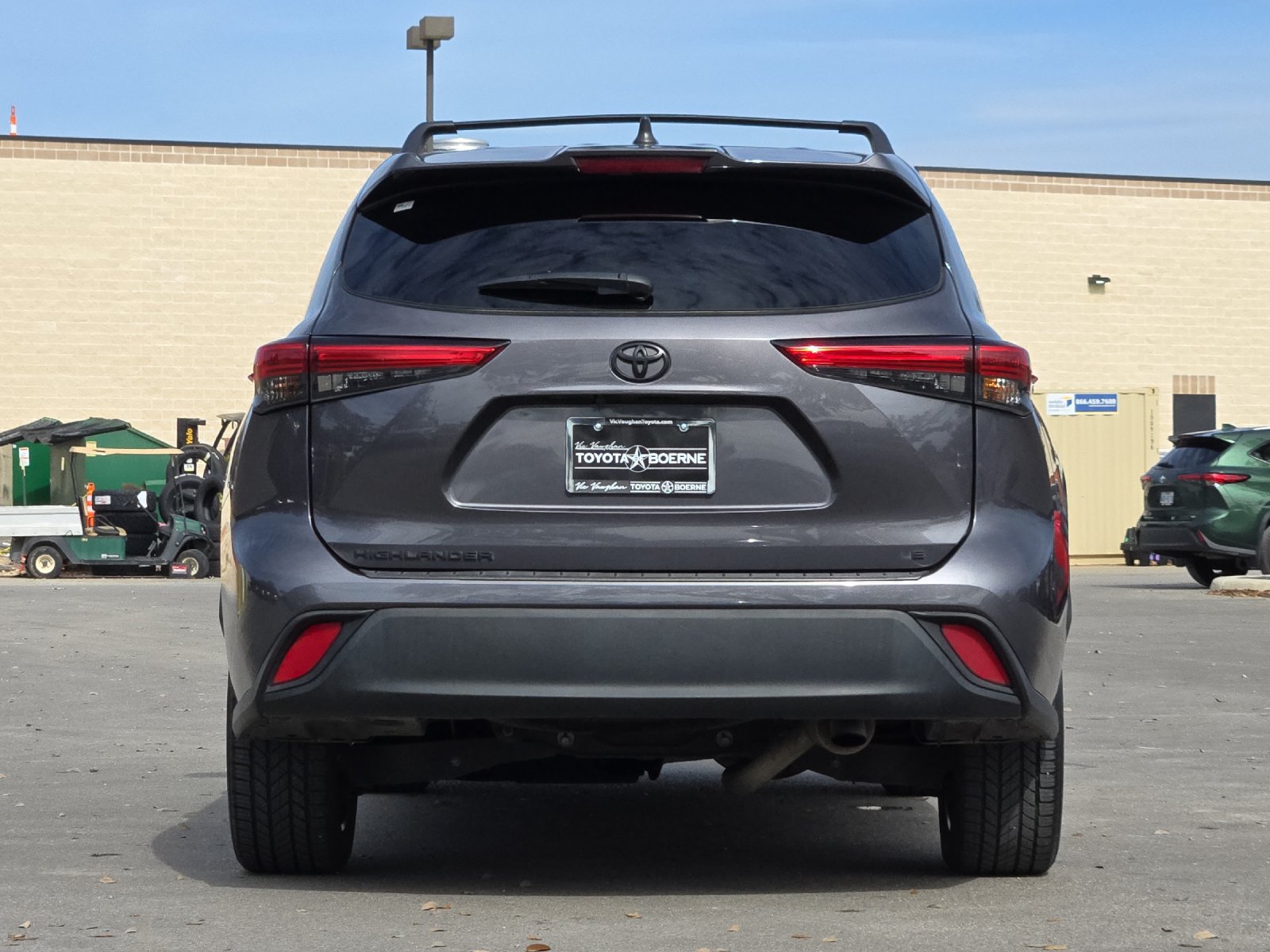 Used 2023 Toyota Highlander LE FWD image 4