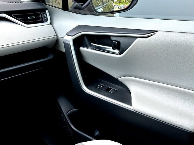 Used 2020 Toyota RAV4 XLE Premium FWD image 28