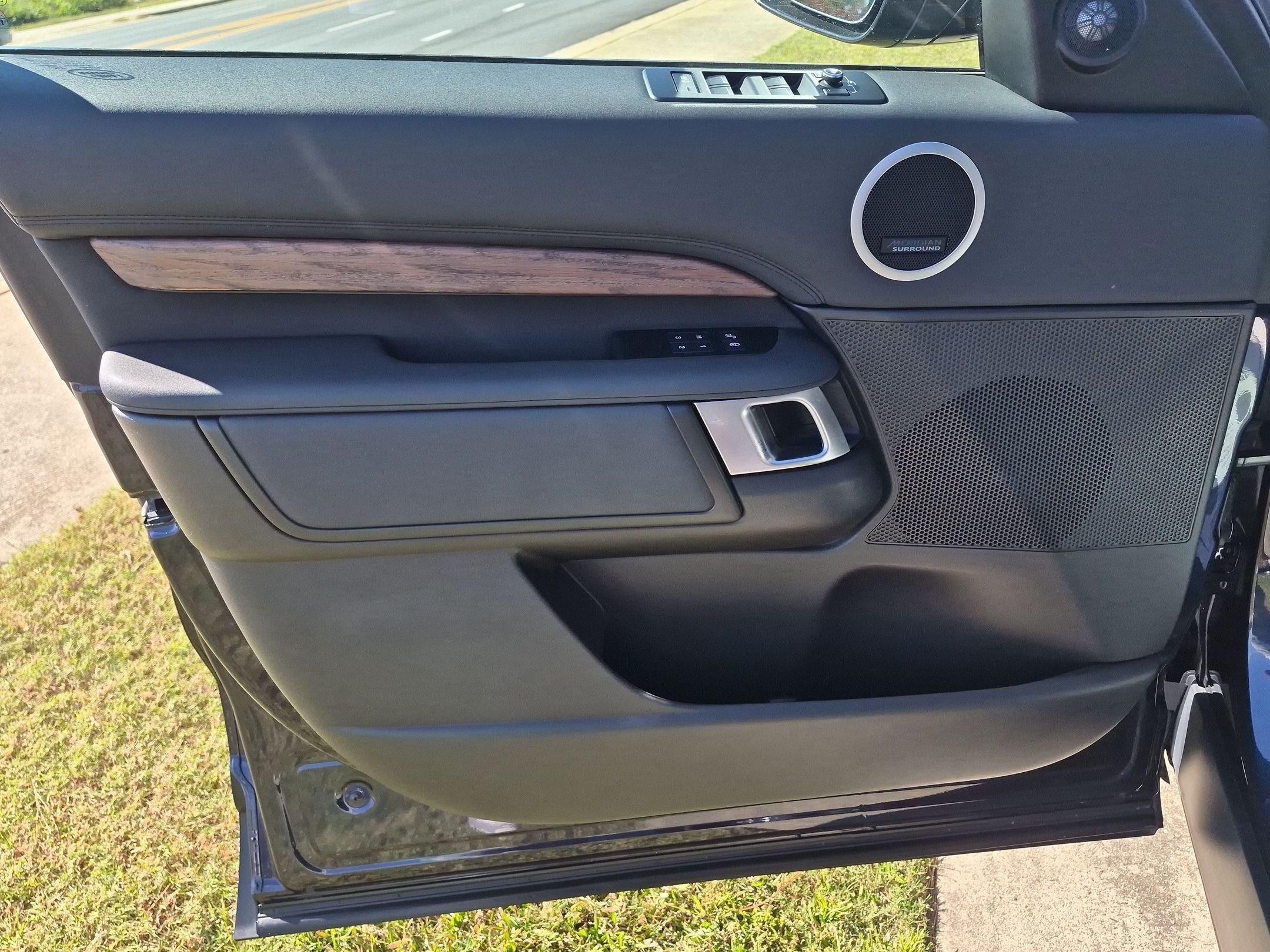 Used 2019 Land Rover Discovery HSE AWD/4WD image 11