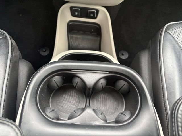 Used 2020 Chrysler Pacifica Limited FWD image 36