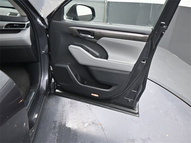 Used 2024 Toyota Highlander Platinum image 11