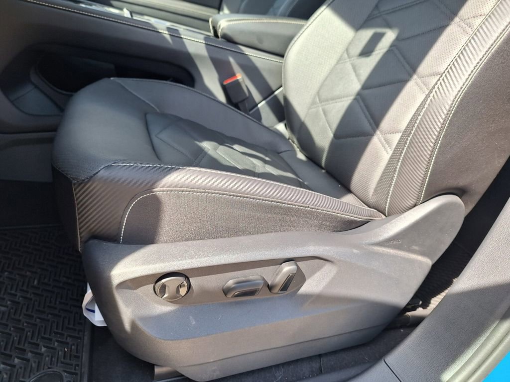 Used 2025 Volkswagen Atlas Cross Sport SE image 10