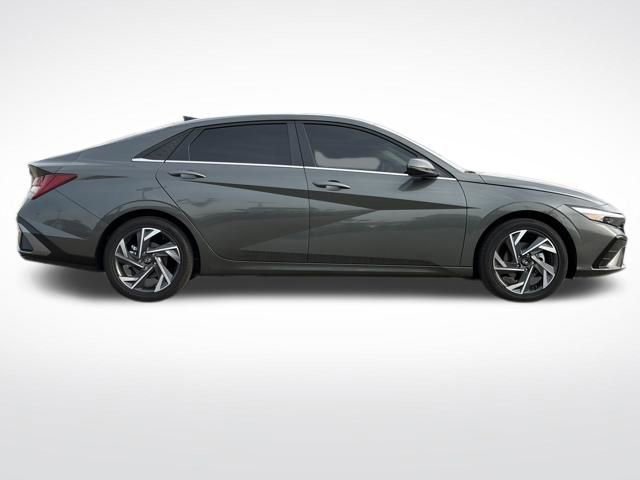 Used 2025 Hyundai Elantra Limited w/ Cargo Package image 20