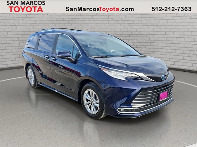 Used 2025 Toyota Sienna Limited image 3