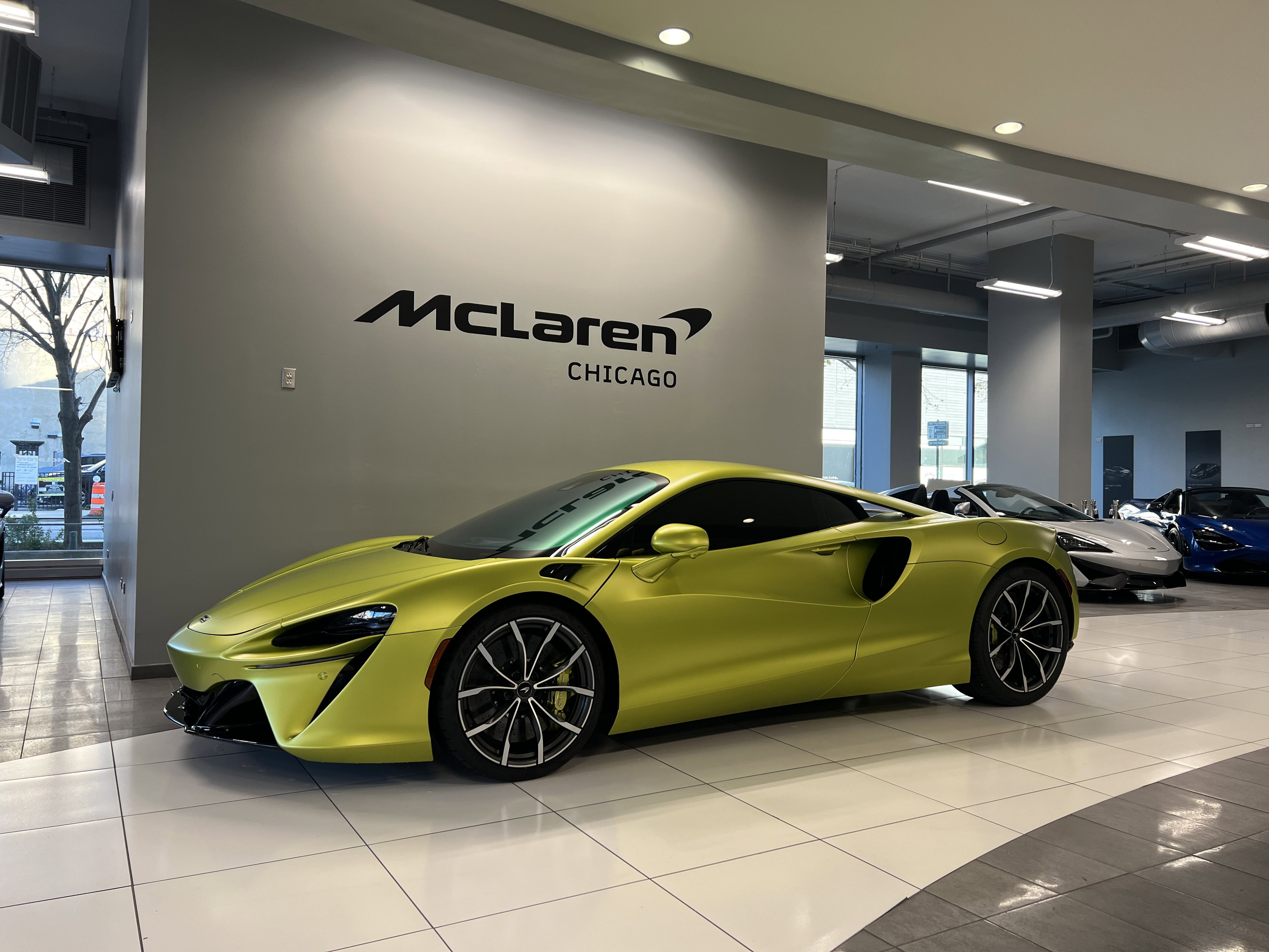 Used 2023 McLaren Artura image 3