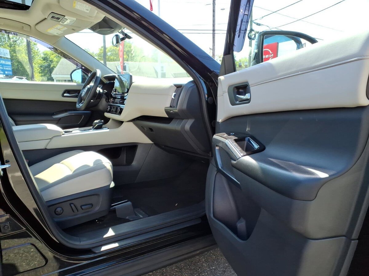 Used 2023 Nissan Pathfinder SL w/ SL Premium Package AWD/4WD image 17