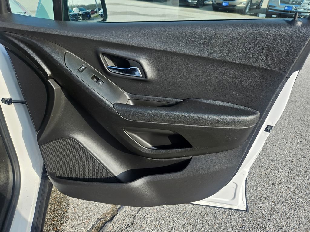 Used 2019 Chevrolet Trax LS AWD/4WD image 30