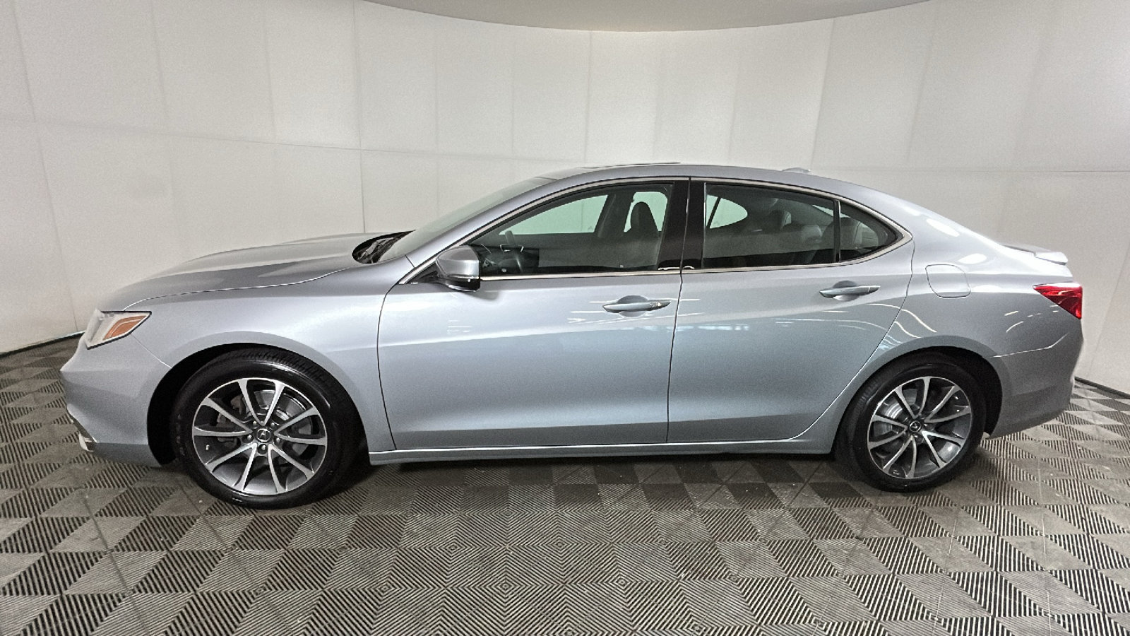 Used 2018 Acura TLX V6 SH-AWD image 5
