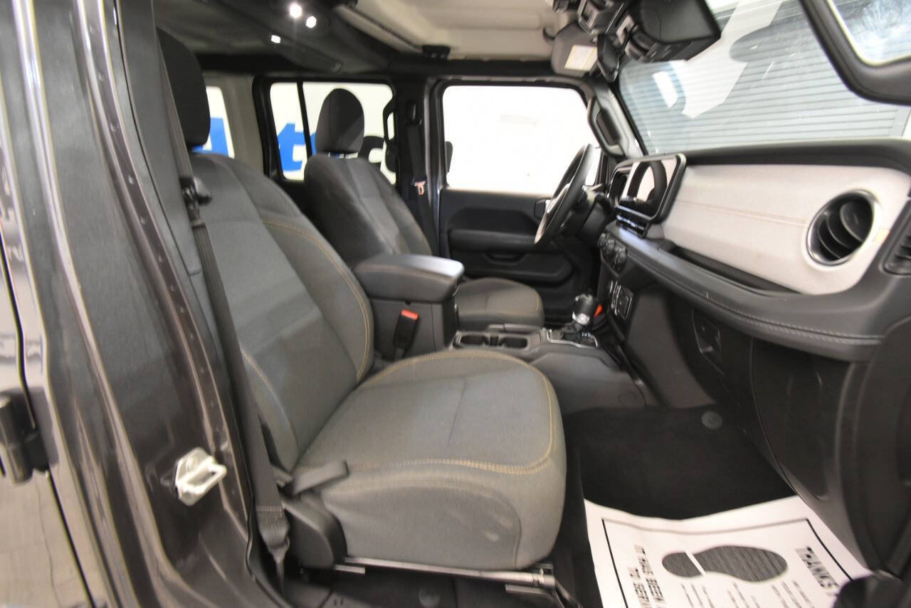 Used 2025 Jeep Wrangler Unlimited Sahara AWD/4WD image 17